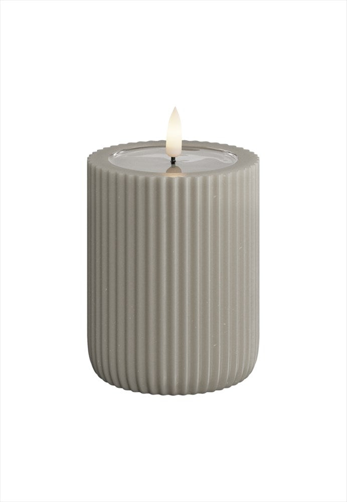 LED Blockljus räfflat. Färg: Sand. Material: Paraffin wax / resin. Mått: 8x10 cm (exkl. flamman på 2 cm). Batteri: 2 x AA (Ingår inte). Batteritid: 400+ timmar