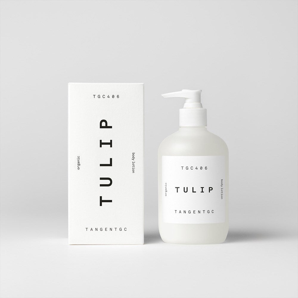 Organic body lotion, 350 ml. Doft: Tulpan. Ingredienser: Aqua, Caprylic/Capric Triglyceride, Sorbitan Stearate, C12-15 Alkyl benzoate, Butyrospermum Parkii Butter, Stearyl Alcohol, Glycerin, Oleyl Erucate, Sucrose Cocoate, Helianthus Annuus Seed Oil, Hamamelis Virginiana Water, Phenoxyethanol, Parfum, Xanthan Gum, Tocopherol, Benzoic Acid, Dehydroacetic Acid, Citric Acid, Geraniol, Citronellol, Linalool, Potassium Sorbate, Sodium Benzoate.

